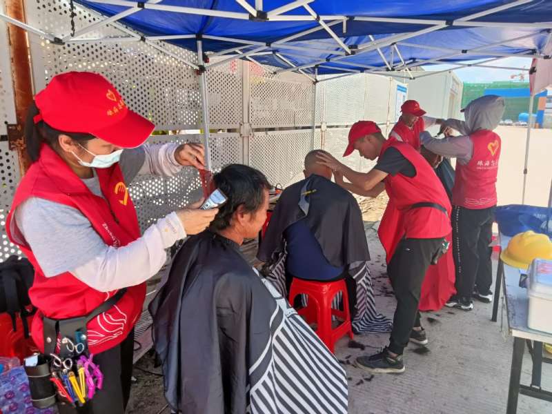 愛心義剪送上門！他們?yōu)?00多名建設者解決“頭等”煩惱